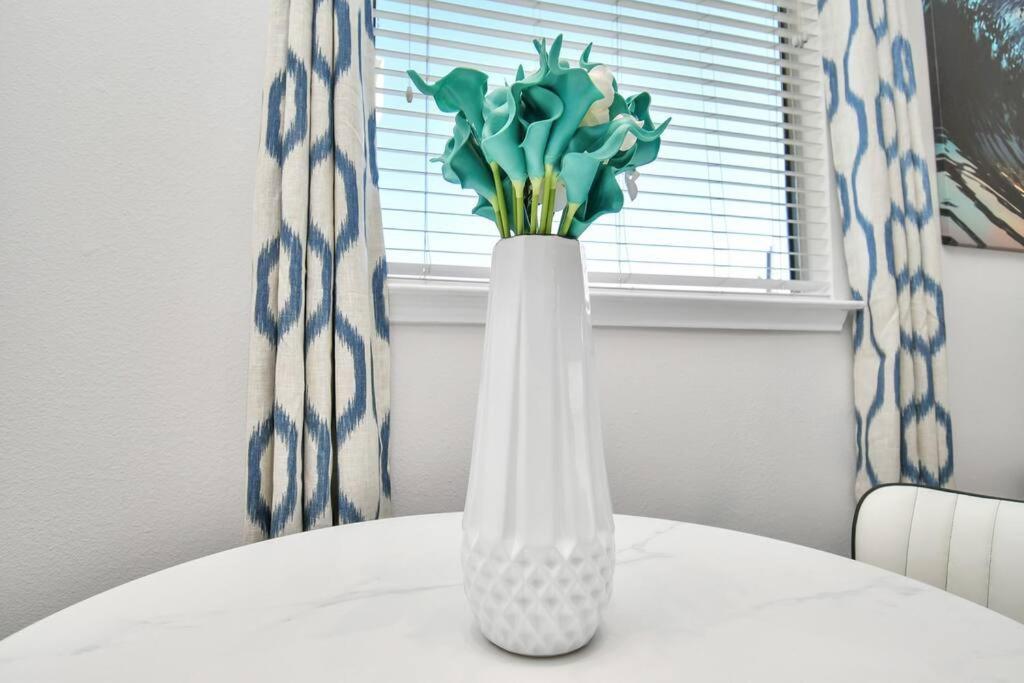 Chic Retreat-Walk To Nrg-Pool Apartamento Houston Exterior foto