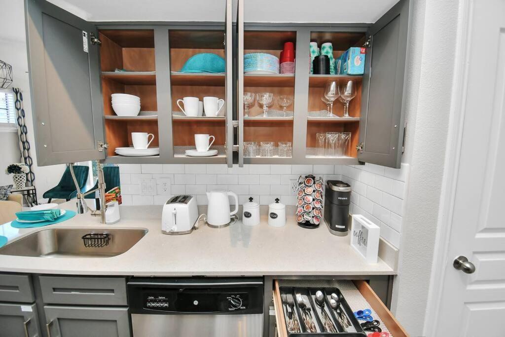 Chic Retreat-Walk To Nrg-Pool Apartamento Houston Exterior foto