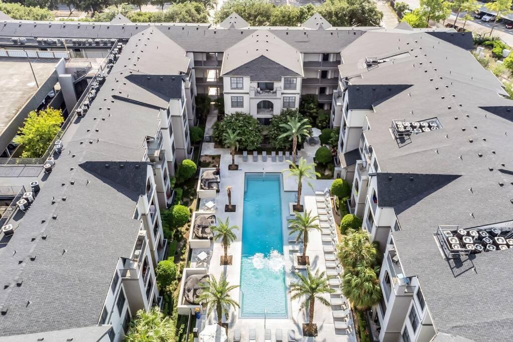 Chic Retreat-Walk To Nrg-Pool Apartamento Houston Exterior foto