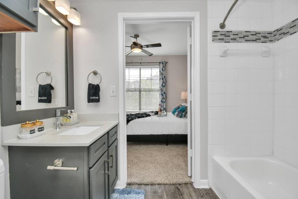 Chic Retreat-Walk To Nrg-Pool Apartamento Houston Exterior foto