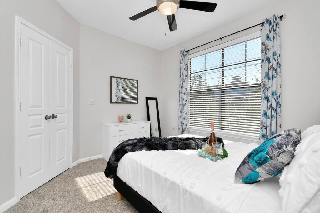 Chic Retreat-Walk To Nrg-Pool Apartamento Houston Exterior foto